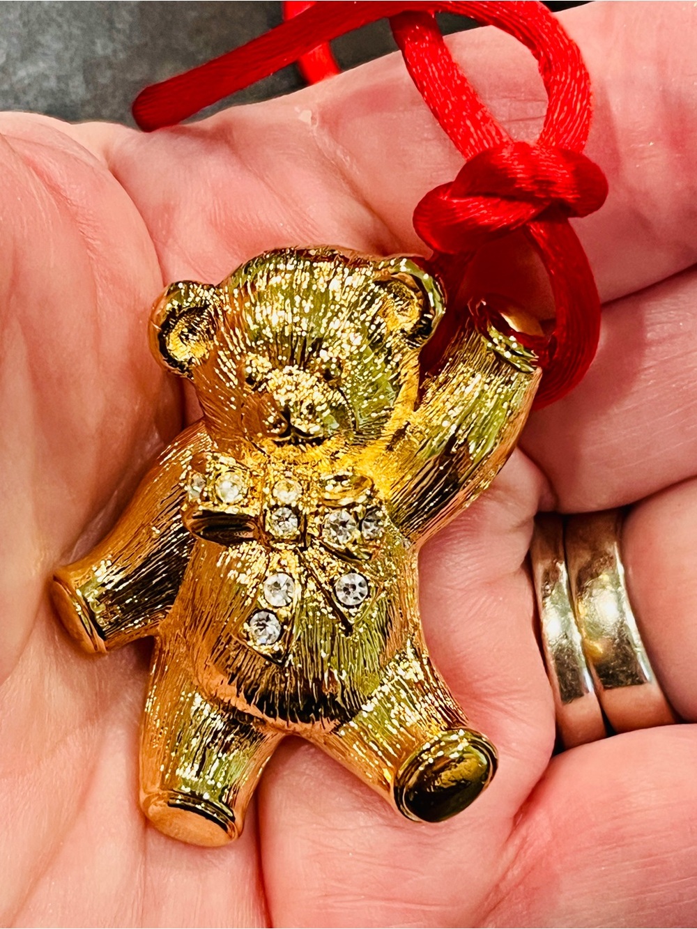 Vintage AVON Heavy Teddy Bear Brooch/Pendant Clear Rhinestone Bow Red Cord - Picture 7 of 7